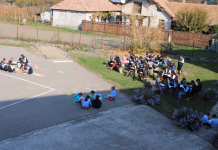 Liniște deplină la ora 12.00, în curtea școlii din Bocșa. 150 de copii citesc: ”Noi nu ne-am așteptat la impactul acesta. Este impresionant”