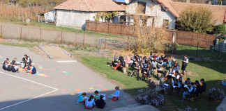 Liniște deplină la ora 12.00, în curtea școlii din Bocșa. 150 de copii citesc: ”Noi nu ne-am așteptat la impactul acesta. Este impresionant”