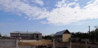 Toaletă la preț de apartament, construită în curtea unei școli din Teleorman. Primarul: ”Ce mai e ieftin în ziua de azi?”