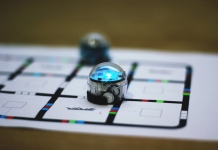 În lumea roboticii și a programării: Labirintul poveștilor cu ozoboți, creat de copii la o școală din Brașov