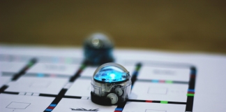 În lumea roboticii și a programării: Labirintul poveștilor cu ozoboți, creat de copii la o școală din Brașov