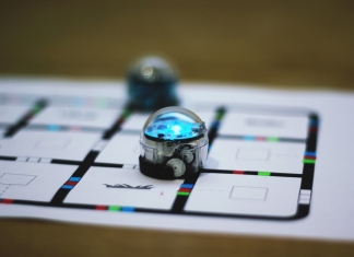 În lumea roboticii și a programării: Labirintul poveștilor cu ozoboți, creat de copii la o școală din Brașov