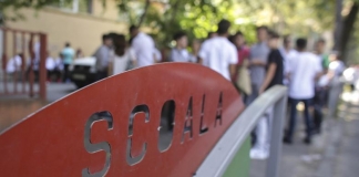 Directorii de școli nu pot deţine funcţii de conducere într-un partid – proiect adoptat tacit la Camera Deputaților