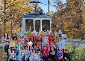 În tramvaiul de Rășinari se citește: O călătorie a lecturii, în care au pornit astăzi elevii și profesorii de la Școala Barcianu FOTO