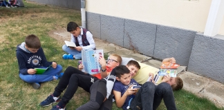 Toată școala citește pe muzică ambientală în comuna Gura Râului. O pauză de lectură relaxantă pentru copii și apreciată de părinți FOTO