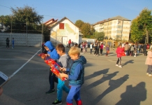 Culoare și relaxare, la o școală din Baia Mare: Copiii ”savurează” cărțile în pauza de lectură și se bucură de noul spațiu de joacă FOTO