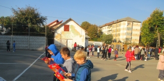 Culoare și relaxare, la o școală din Baia Mare: Copiii ”savurează” cărțile în pauza de lectură și se bucură de noul spațiu de joacă FOTO