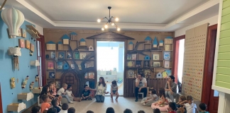 Daruri primite de la învățătoare. Florina Zecheru i-a provocat pe părinți la ”un exercițiu” pentru a-i face pe copii să ”strălucească dăruind”