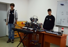 Un robot profesor de muzică, creat de doi liceeni din Zalău. „Profesorul” Roby cântă la pian și le ”predă” elevilor VIDEO