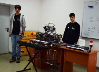 Un robot profesor de muzică, creat de doi liceeni din Zalău. „Profesorul” Roby cântă la pian și le ”predă” elevilor VIDEO