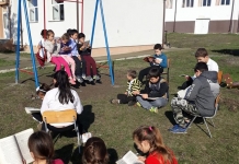 Un copil entuziasmat că a descoperit cartea, alături de colegii lui, în campania ”Toată școala citește”: ”Îmi place! Foarte mult! Ne ajută să citim mai bine!”