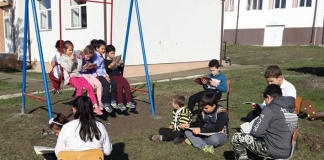 Un copil entuziasmat că a descoperit cartea, alături de colegii lui, în campania ”Toată școala citește”: ”Îmi place! Foarte mult! Ne ajută să citim mai bine!”