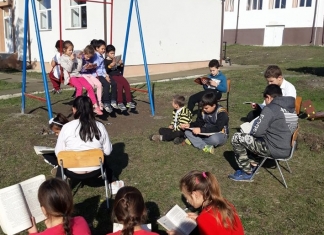 Un copil entuziasmat că a descoperit cartea, alături de colegii lui, în campania ”Toată școala citește”: ”Îmi place! Foarte mult! Ne ajută să citim mai bine!”
