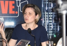 Claudia Chiru, membru în comisia de tăiere a hârtiilor: ”Sunt foarte multe acte de tăiat. Trebuie să avem grijă ce tăiem, să nu tăiem din calitate”