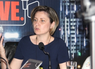 Claudia Chiru, membru în comisia de tăiere a hârtiilor: ”Sunt foarte multe acte de tăiat. Trebuie să avem grijă ce tăiem, să nu tăiem din calitate”