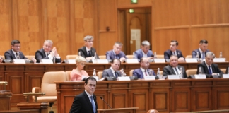 Guvernul şi-a asumat răspunderea pe proiectul de lege care vizează transportul elevilor