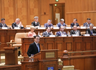Guvernul şi-a asumat răspunderea pe proiectul de lege care vizează transportul elevilor