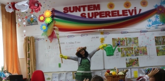 Teatru și basm, în sala de clasă. O învățătoare din Tecuci ”colorează” lecțiile pentru a-i face pe copii ”să participe cu drag” FOTO&VIDEO
