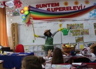 Teatru și basm, în sala de clasă. O învățătoare din Tecuci ”colorează” lecțiile pentru a-i face pe copii ”să participe cu drag” FOTO&VIDEO