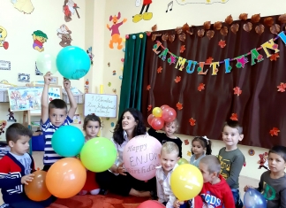 Copiii din Blânzi au o clasă ”wow” și vin fericiți la grădiniță. Educatoarea pune ”tot sufletul” pentru ca ei să se simtă ca acasă: ”Se poate și la sat!”