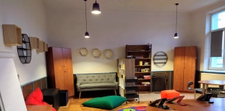 Clubul copiilor, gândit într-o cutie de pantofi și amenajat în ”sala cu schelet”. O idee a elevilor care a prins viață la școala din Poienarii de Argeș