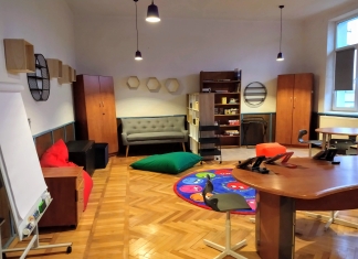 Clubul copiilor, gândit într-o cutie de pantofi și amenajat în ”sala cu schelet”. O idee a elevilor care a prins viață la școala din Poienarii de Argeș
