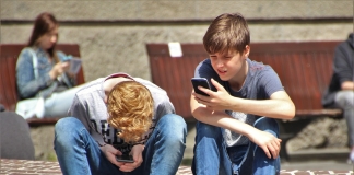 Un sfert dintre copiii din România stau peste șase ore pe zi online, pe tablete și telefoane – studiu