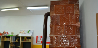Copiii îngheață în clase pentru că nu are cine să taie lemnele de foc. Director de școală: ”Părinții s-au boierit”