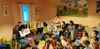 O educatoare și un consilier școlar din Deva organizează ”seri de poveste” pentru copii și părinți într-o cafenea din oraș FOTO&VIDEO
