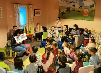 O educatoare și un consilier școlar din Deva organizează ”seri de poveste” pentru copii și părinți într-o cafenea din oraș FOTO&VIDEO
