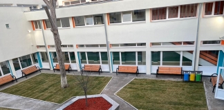 Colegiul Național ”George Coșbuc” din Capitală are un nou look. Școala a fost renovată, iar grădina interioară este locul preferat al elevilor FOTO
