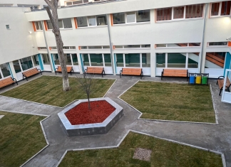 Colegiul Național ”George Coșbuc” din Capitală are un nou look. Școala a fost renovată, iar grădina interioară este locul preferat al elevilor FOTO