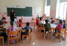 ”Luna stării de bine” în educație. Ateliere gratuite pentru profesori: ”Dacă profesorii sunt fericiți predând, copiii vor fi și ei fericiți învățând”