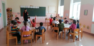 ”Luna stării de bine” în educație. Ateliere gratuite pentru profesori: ”Dacă profesorii sunt fericiți predând, copiii vor fi și ei fericiți învățând”