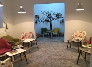 O sală de lectură „neconvențională”, într-o școală din Rădăuți. Cum arată biblioteca și ce desene au fost realizate pe holuri FOTO