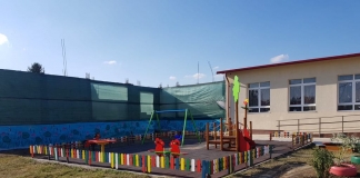 Imagini dintr-un sat din Călărași: Loc de joacă pentru cei mici, curtea școlii amenajată și colorată FOTO
