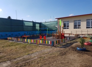 Imagini dintr-un sat din Călărași: Loc de joacă pentru cei mici, curtea școlii amenajată și colorată FOTO