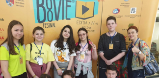 Jocuri și povești, la ora de engleză. O profesoară din Bacău organizează vânătoare de cuvinte în școală și își provoacă elevii la „Let’s Boovie!”