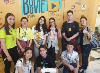 Jocuri și povești, la ora de engleză. O profesoară din Bacău organizează vânătoare de cuvinte în școală și își provoacă elevii la „Let’s Boovie!”