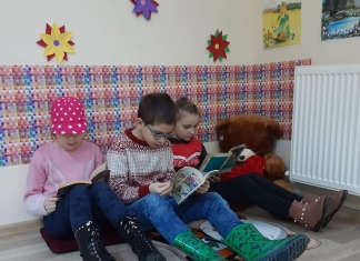 Pauza de lectură, în școli. O nouă colecție de imagini din campania ”Toată școala citește”. Plus, câteva spații special amenajate