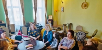 Șezătoare literară cu părinți și bunici, organizată de învățătoarea Daniela Stana într-o ceainărie din Pitești