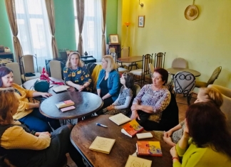 Șezătoare literară cu părinți și bunici, organizată de învățătoarea Daniela Stana într-o ceainărie din Pitești