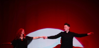 O profesoară care dansează pentru elevii săi de clasa a XII-a… Spectacol de adio, pus în scenă de liceenii din trupa de teatru ”Masca” VIDEO