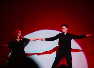 O profesoară care dansează pentru elevii săi de clasa a XII-a… Spectacol de adio, pus în scenă de liceenii din trupa de teatru ”Masca” VIDEO
