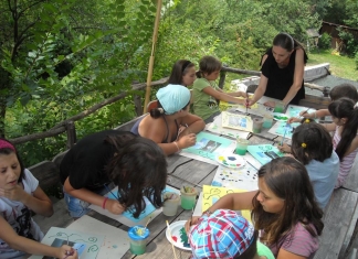 Învățătoarea care organizează o tabără nonformală, un festival și face educație prin artă: „Copiilor le place să exploreze, să inventeze, să creeze”