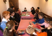 Cinci elevi de la Transylvania College predau engleză copiilor dintr-o comună din Cluj