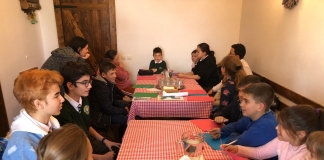 Cinci elevi de la Transylvania College predau engleză copiilor dintr-o comună din Cluj