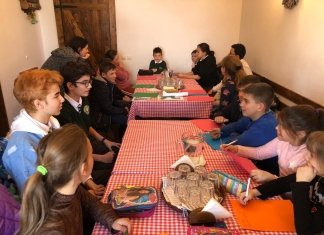 Cinci elevi de la Transylvania College predau engleză copiilor dintr-o comună din Cluj