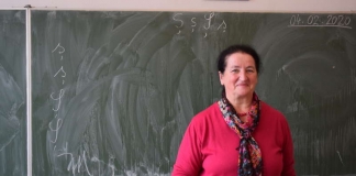Din dragoste pentru elevi: O învăţătoare pensionară a făcut naveta și a predat fără să fie plătită într-o școală din Sibiu