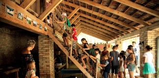 Hambarul cu Carte: Un loc de poveste într-o curte de la țară, creat în timpul unei vacanțe de vară FOTO&VIDEO